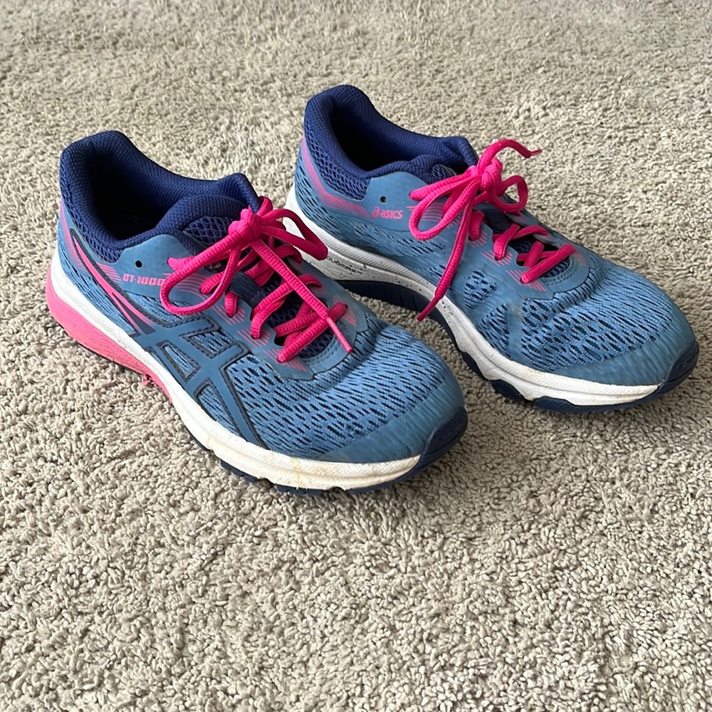ASICS running shoes. Size 6 in kids, fits 7.5 in womens. great condition